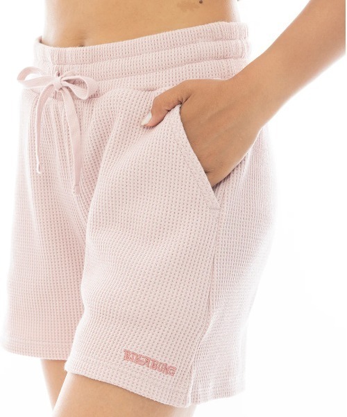 BILLABONG（ビラボン）の「BILLABONG レディース 【CHILLWEAR】 WAFFLE SHORTS セットアップボトムス 【2025年春夏モデル】/ビラボンウエストゴムロゴワンポイントスウェットショートパンツ（その他パンツ・レディース・ライトパープル/ブラック系その他/アイボリー・MEDIUM）」の14枚目の写真