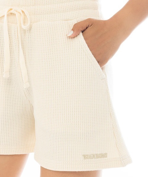 BILLABONG（ビラボン）の「BILLABONG レディース 【CHILLWEAR】 WAFFLE SHORTS セットアップボトムス 【2025年春夏モデル】/ビラボンウエストゴムロゴワンポイントスウェットショートパンツ（その他パンツ・レディース・ライトパープル/ブラック系その他/アイボリー・MEDIUM）」の18枚目の写真