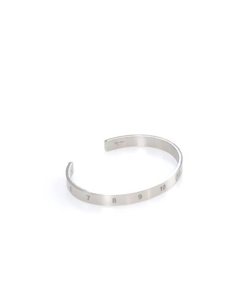 Maison Margiela（メゾンマルジェラ）の「"NUMBER REFERENCE CUFF 6,5mm"（ブレスレット・レディース・シルバー・3）」の3枚目の写真