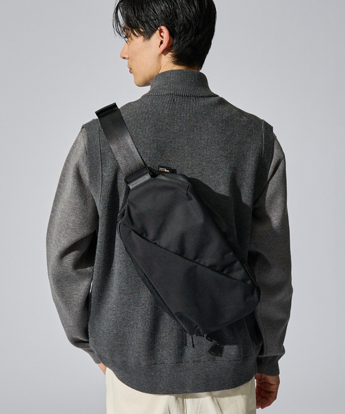 alfredoBANNISTER（アルフレッドバニスター）の「【軽量、撥水】9L 素材切替 ユーティリティ スリング ボディバッグ（ボディバッグ/ウエストポーチ・メンズ・ブラック/ブラック系その他・フリー）」の2枚目の写真