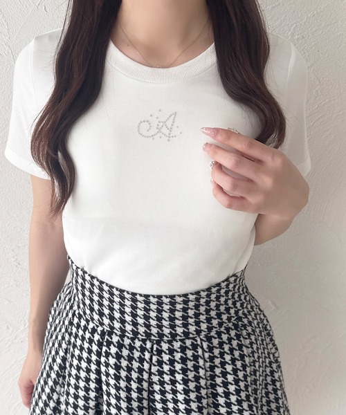 apres jour(アプレジュール)の「ラインストーンイニシャルTシャツ(Tシャツ/カットソー・レディース・ホワイト系その他/ホワイト系その他3/ホワイト系その他4/ホワイト系その他2/ホワイト系その他5・フリー)」の2枚目の写真