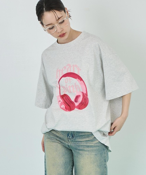 ANAP(アナップ)の「イヤホンプリント ビッグ Tシャツ(Tシャツ/カットソー・レディース・ネイビー/ライトグレー/ピンク・FREE)」の4枚目の写真