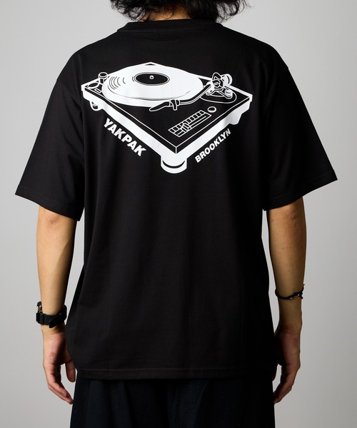 YAKPAK（ヤックパック）の「【 YAKPAK / ヤックパック 】TURN TABLE Tシャツ（Tシャツ/カットソー・メンズ・ホワイト/ブラック・LARGE/X-LARGE/MEDIUM）」の2枚目の写真