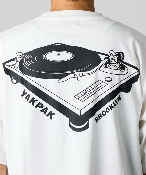 YAKPAK（ヤックパック）の「【 YAKPAK / ヤックパック 】TURN TABLE Tシャツ（Tシャツ/カットソー・メンズ・ホワイト/ブラック・LARGE/X-LARGE/MEDIUM）」の5枚目の写真