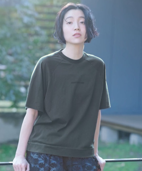 THREE FIFTY STANDARD（スリーフィフティースタンダード）の「ＴＨＲＥＥ　ＦＩＦＴＹ　ＳＴＡＮＤＡＲＤ　ピグメント加工のロゴプリントＴシャツ（Tシャツ/カットソー・レディース・スモークピンク/チャコールグレー/ベージュ・M/L/LL）」の2枚目の写真