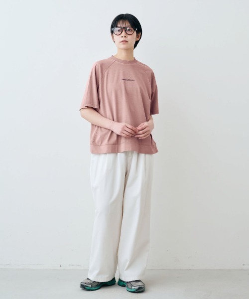 THREE FIFTY STANDARD（スリーフィフティースタンダード）の「ＴＨＲＥＥ　ＦＩＦＴＹ　ＳＴＡＮＤＡＲＤ　ピグメント加工のロゴプリントＴシャツ（Tシャツ/カットソー・レディース・スモークピンク/チャコールグレー/ベージュ・M/L/LL）」の16枚目の写真