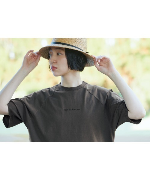 THREE FIFTY STANDARD（スリーフィフティースタンダード）の「ＴＨＲＥＥ　ＦＩＦＴＹ　ＳＴＡＮＤＡＲＤ　ピグメント加工のロゴプリントＴシャツ（Tシャツ/カットソー・レディース・スモークピンク/チャコールグレー/ベージュ・M/L/LL）」の6枚目の写真