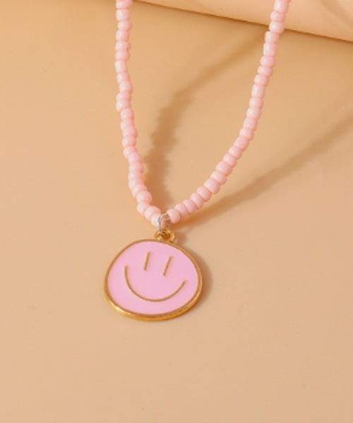 VIBGYOR Women（ヴィブジョー　ウィメン）の「【urge select】スマイル ニコちゃんモチーフ ビーズ ネックレス【7色展開】（ネックレス・レディース・カラフル/ブラック系/ピンク系2/ホワイト系/ライトグリーン系/パープル系/ピンク系1・FREE）」の2枚目の写真