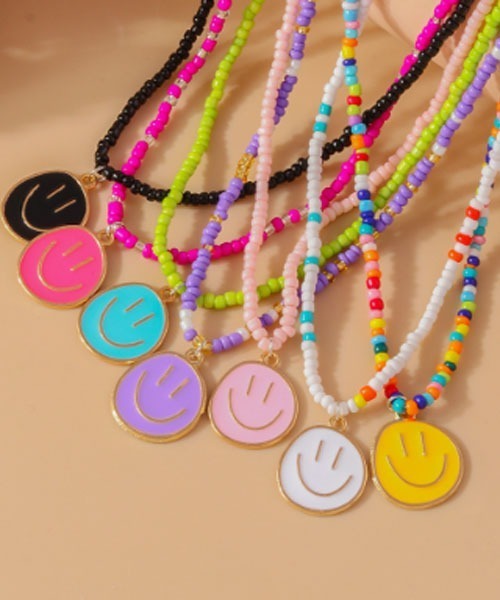 VIBGYOR Women（ヴィブジョー　ウィメン）の「【urge select】スマイル ニコちゃんモチーフ ビーズ ネックレス【7色展開】（ネックレス・レディース・カラフル/ブラック系/ピンク系2/ホワイト系/ライトグリーン系/パープル系/ピンク系1・FREE）」の8枚目の写真