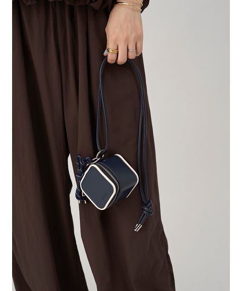 emmi（エミ）の「キューブマルチチャーム（ショルダーバッグ・レディース・キャメル/ネイビー/ブルー・F）」の2枚目の写真