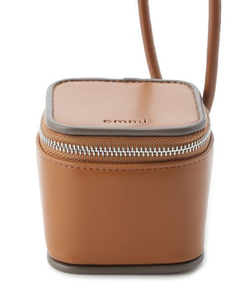emmi（エミ）の「キューブマルチチャーム（ショルダーバッグ・レディース・キャメル/ネイビー/ブルー・F）」の6枚目の写真