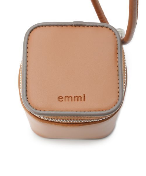 emmi（エミ）の「キューブマルチチャーム（ショルダーバッグ・レディース・キャメル/ネイビー/ブルー・F）」の9枚目の写真