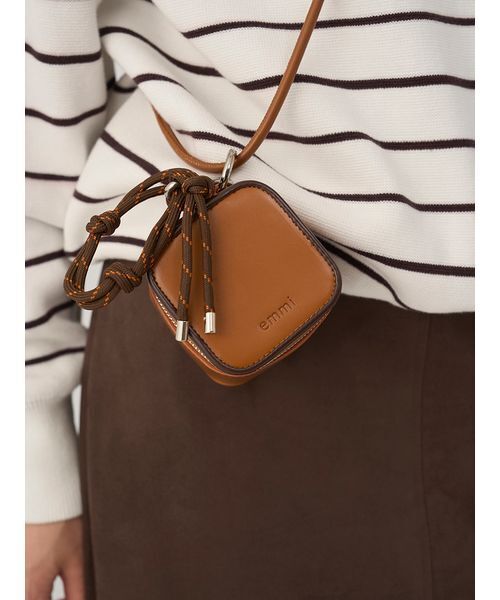 emmi（エミ）の「キューブマルチチャーム（ショルダーバッグ）」 - WEAR