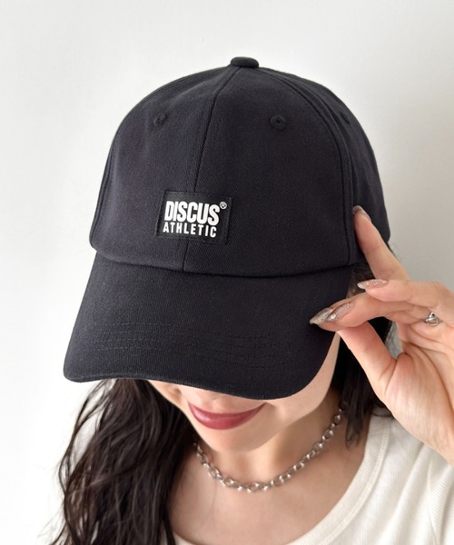 DISCUS（ディスカス）の「DISCUS/ディスカス 6パネル ウォッシュ加工 ベースボール キャップ/ロゴ プリントネーム（キャップ・レディース・ブラック/ダークグレー/ベージュ・FREE）」の2枚目の写真