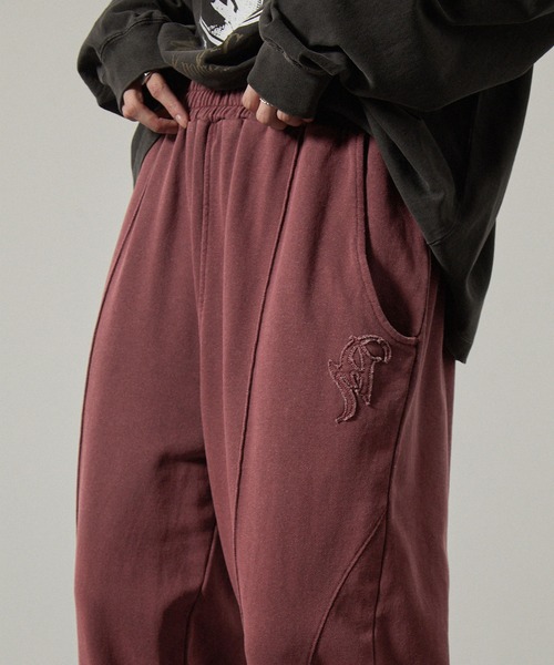 Alfred Alex（アルフレッドアレックス）の「【Alfred Alex】ヴィンテージ加工ピグメントダメージパッチロゴドロストカーブスウェットパンツ【セットアップ対応】（スウェットパンツ・メンズ・ブラック/ワインレッド/チャコール/グレイッシュブルー・S/M/L）」の9枚目の写真