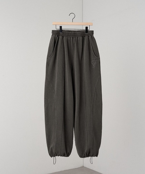 Alfred Alex（アルフレッドアレックス）の「【Alfred Alex】ヴィンテージ加工ピグメントダメージパッチロゴドロストカーブスウェットパンツ【セットアップ対応】（スウェットパンツ・メンズ・ブラック/ワインレッド/チャコール/グレイッシュブルー・S/M/L）」の14枚目の写真