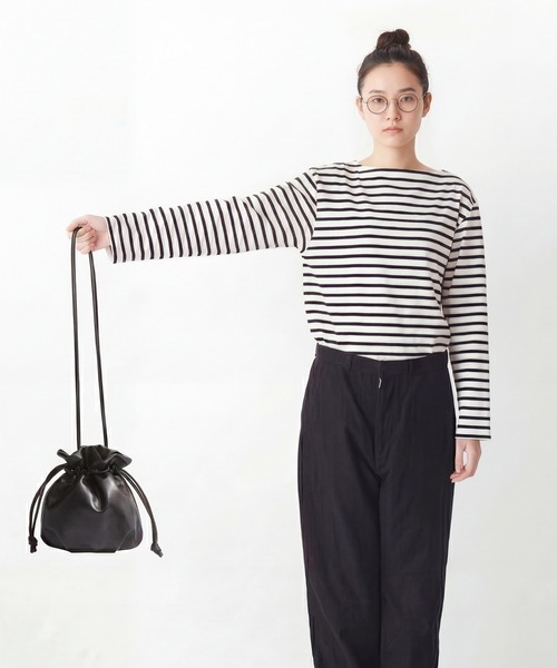folka（フォルカ）の「8B42 レザータッチ ミニ巾着 ショルダーバッグ（ハンドバッグ・レディース・ブラック・ONESIZE）」の2枚目の写真