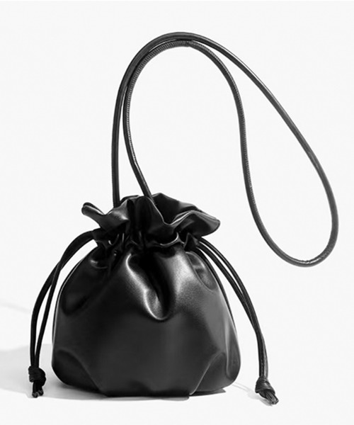 folka（フォルカ）の「8B42 レザータッチ ミニ巾着 ショルダーバッグ（ハンドバッグ・レディース・ブラック・ONESIZE）」の3枚目の写真