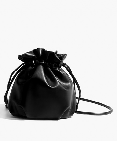 folka（フォルカ）の「8B42 レザータッチ ミニ巾着 ショルダーバッグ（ハンドバッグ・レディース・ブラック・ONESIZE）」の4枚目の写真