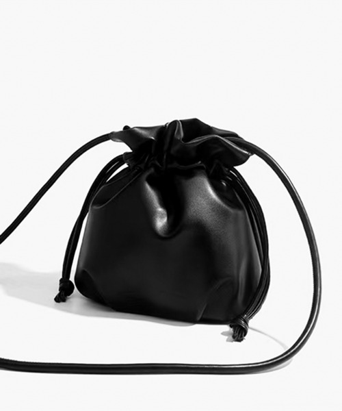 folka（フォルカ）の「8B42 レザータッチ ミニ巾着 ショルダーバッグ（ハンドバッグ・レディース・ブラック・ONESIZE）」の5枚目の写真