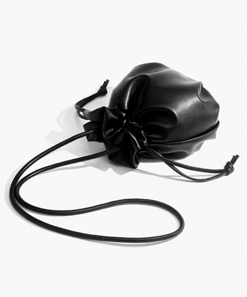 folka（フォルカ）の「8B42 レザータッチ ミニ巾着 ショルダーバッグ（ハンドバッグ・レディース・ブラック・ONESIZE）」の6枚目の写真