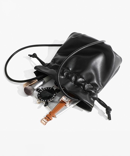 folka（フォルカ）の「8B42 レザータッチ ミニ巾着 ショルダーバッグ（ハンドバッグ・レディース・ブラック・ONESIZE）」の8枚目の写真