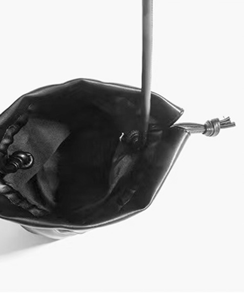 folka（フォルカ）の「8B42 レザータッチ ミニ巾着 ショルダーバッグ（ハンドバッグ・レディース・ブラック・ONESIZE）」の9枚目の写真