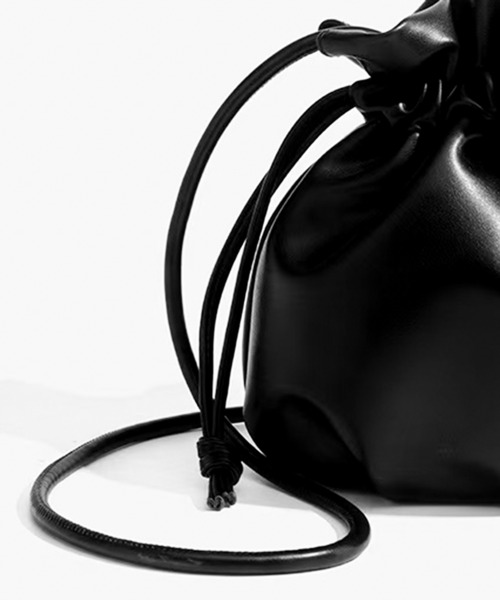 folka（フォルカ）の「8B42 レザータッチ ミニ巾着 ショルダーバッグ（ハンドバッグ・レディース・ブラック・ONESIZE）」の10枚目の写真