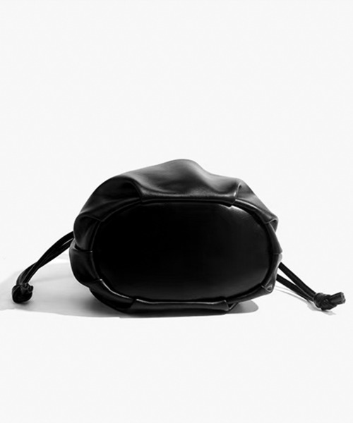 folka（フォルカ）の「8B42 レザータッチ ミニ巾着 ショルダーバッグ（ハンドバッグ・レディース・ブラック・ONESIZE）」の11枚目の写真