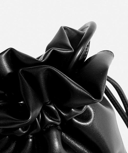 folka（フォルカ）の「8B42 レザータッチ ミニ巾着 ショルダーバッグ（ハンドバッグ・レディース・ブラック・ONESIZE）」の12枚目の写真