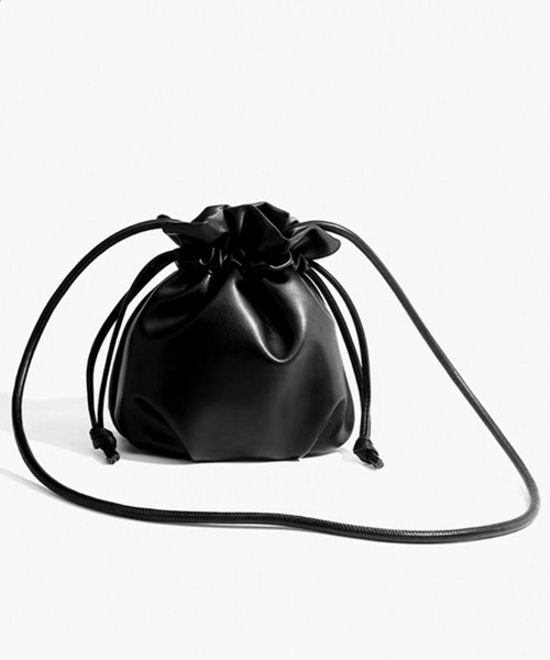 folka（フォルカ）の「8B42 レザータッチ ミニ巾着 ショルダーバッグ（ハンドバッグ・レディース・ブラック・ONESIZE）」の13枚目の写真