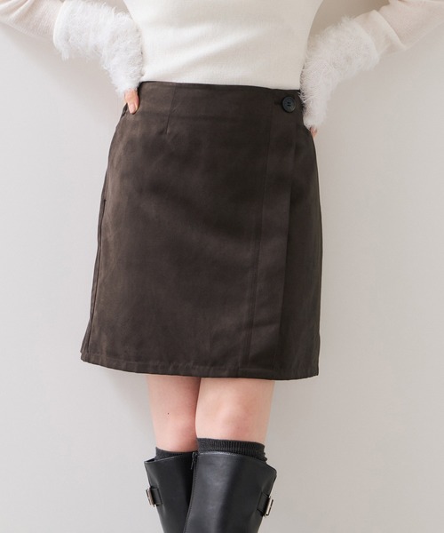 VIS(ビス)の「釦ポイントスエードライクミニスカート(スカート・レディース・ブルー系その他4/ダークブラウン・FREE)」の2枚目の写真