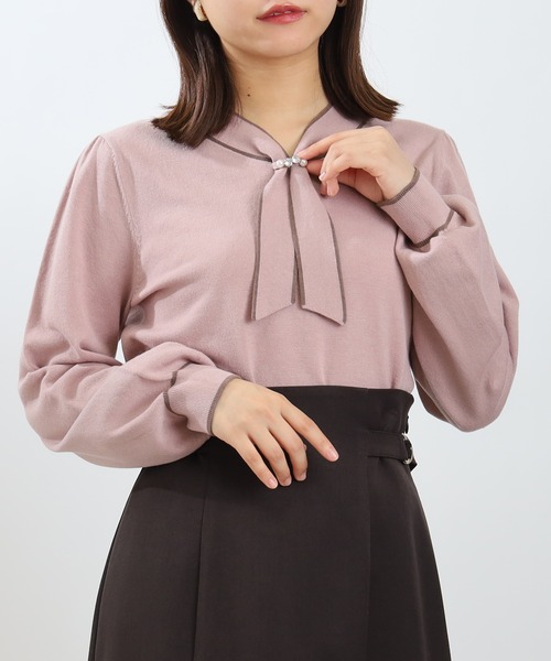 ASTORIA ODIER（アストリアオディール）の「配色ボウタイパールビジュー付きニット（ニット/セーター・レディース・アイボリー/ブラック/ピンクベージュ/ブラウン・MEDIUM/LARGE）」の4枚目の写真