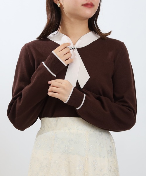 ASTORIA ODIER（アストリアオディール）の「配色ボウタイパールビジュー付きニット（ニット/セーター・レディース・アイボリー/ブラック/ピンクベージュ/ブラウン・MEDIUM/LARGE）」の3枚目の写真