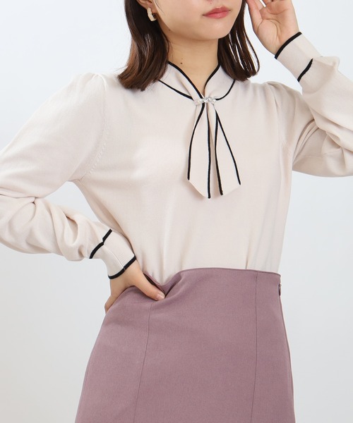 ASTORIA ODIER（アストリアオディール）の「配色ボウタイパールビジュー付きニット（ニット/セーター・レディース・アイボリー/ブラック/ピンクベージュ/ブラウン・MEDIUM/LARGE）」の2枚目の写真