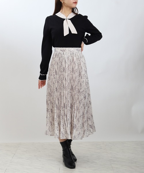 ASTORIA ODIER（アストリアオディール）の「配色ボウタイパールビジュー付きニット（ニット/セーター・レディース・アイボリー/ブラック/ピンクベージュ/ブラウン・MEDIUM/LARGE）」の5枚目の写真