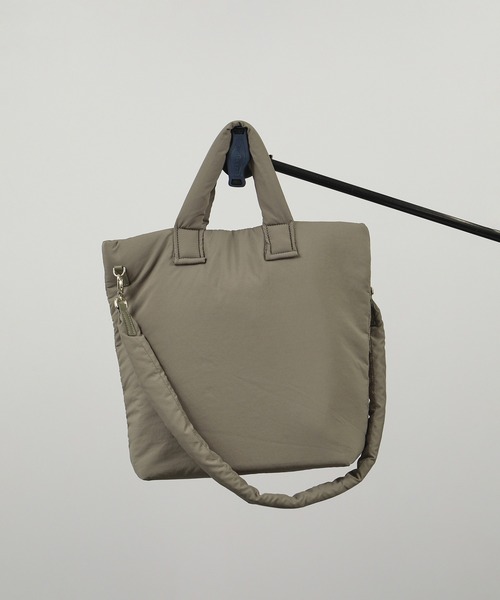 SALON adam et rope'（サロン アダム エ ロペ）の「【WEB限定】軽量パフナイロン2WAYショルダートート / A4対応（トートバッグ・レディース・ブラック/ベージュ系その他・FREE）」の2枚目の写真