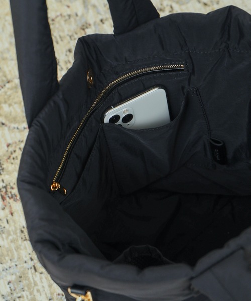 SALON adam et rope'（サロン アダム エ ロペ）の「【WEB限定】軽量パフナイロン2WAYショルダートート / A4対応（トートバッグ・レディース・ブラック/ベージュ系その他・FREE）」の4枚目の写真