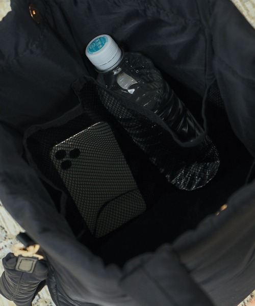 SALON adam et rope'（サロン アダム エ ロペ）の「【WEB限定】軽量パフナイロン2WAYショルダートート / A4対応（トートバッグ・レディース・ブラック/ベージュ系その他・FREE）」の3枚目の写真