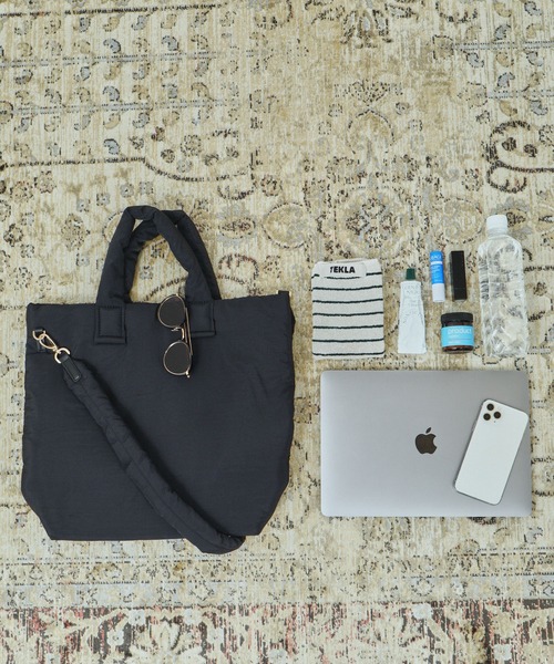 SALON adam et rope'（サロン アダム エ ロペ）の「【WEB限定】軽量パフナイロン2WAYショルダートート / A4対応（トートバッグ・レディース・ブラック/ベージュ系その他・FREE）」の5枚目の写真