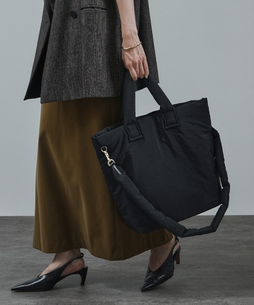 SALON adam et rope'（サロン アダム エ ロペ）の「【WEB限定】軽量パフナイロン2WAYショルダートート / A4対応（トートバッグ・レディース・ブラック/ベージュ系その他・FREE）」の9枚目の写真