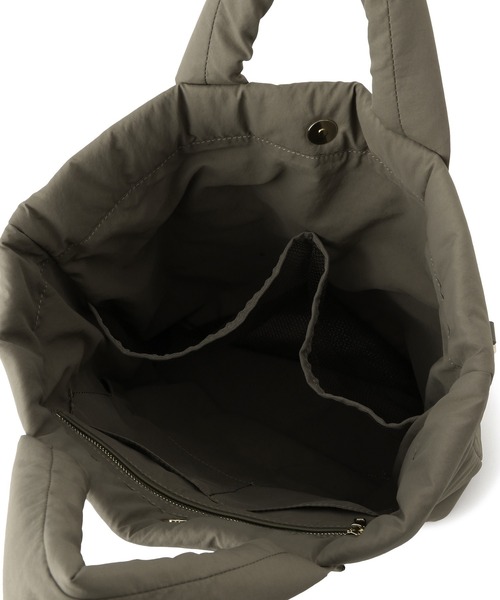 SALON adam et rope'（サロン アダム エ ロペ）の「【WEB限定】軽量パフナイロン2WAYショルダートート / A4対応（トートバッグ・レディース・ブラック/ベージュ系その他・FREE）」の18枚目の写真