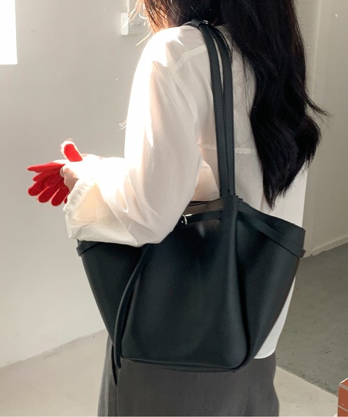 FINEnough(ファインナフ)の「カードケース付きショルダーバッグ(ショルダーバッグ・レディース・ブラック/ベージュ/キャメル・FREE)」の15枚目の写真