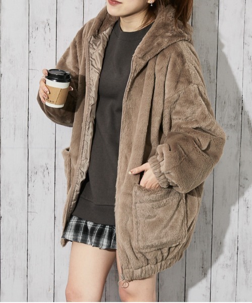 GORGE（ゴージ）の「《ふわもこフェイクファー》レディース ファーブルゾン フード付き 軽量アウター 秋冬（ブルゾン・レディース・アイボリー/ブラック/モカ/ライトグレー・F）」の4枚目の写真