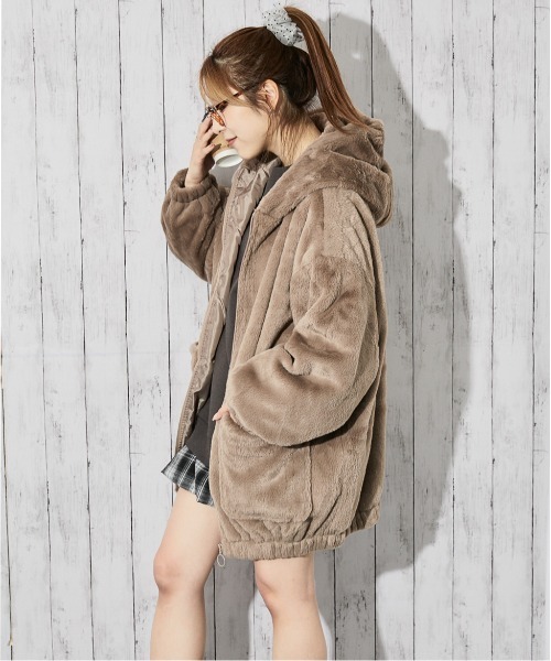 GORGE（ゴージ）の「《ふわもこフェイクファー》レディース ファーブルゾン フード付き 軽量アウター 秋冬（ブルゾン・レディース・アイボリー/ブラック/モカ/ライトグレー・F）」の7枚目の写真