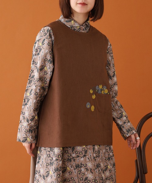 Emago(イマゴ)の「EMAGO 2WAY木の実刺繍ベスト(ベスト・レディース・ブラウン/グリーン・FREE)」の1枚目の写真