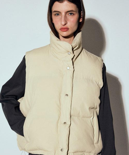 NICK&NICOLE(ニックアンドニコール)の「NN SHORT PADDING VEST_LIGHT BEIGE(ベスト・レディース・その他・FREE)」の2枚目の写真