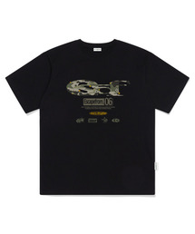 ESCAPEFROM（エスケープフロム）の「スタカモ ESCF ロゴ コラージュプリント オーバーサイズ 半袖Tシャツ ブラック（Tシャツ/カットソー）」