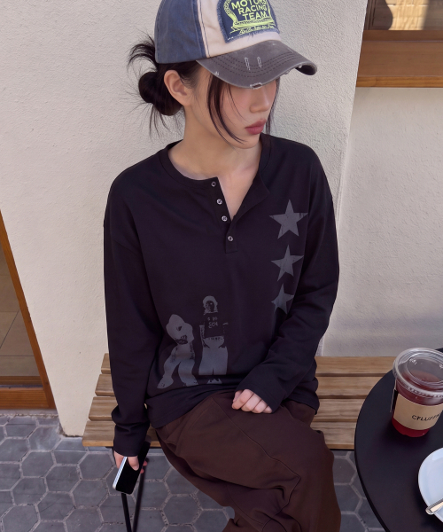 GRAVER（グレーバー）の「[UNISEX]STAR3 ヘンリーネック ロングスリーブ Tシャツ_3color（Tシャツ/カットソー・レディース・チャコール/ベージュ/ブラック・MEDIUM/LARGE）」の5枚目の写真