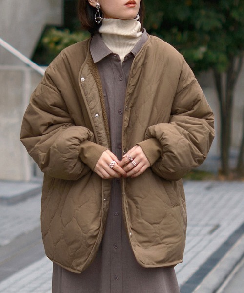 HUG.U（ハグユー）の「極暖ボア × 撥水キルティング リバーシブルアウター（ノーカラーコート・レディース・ブラック/オフホワイト/ブラウン/ダークグレー・FREE）」の21枚目の写真